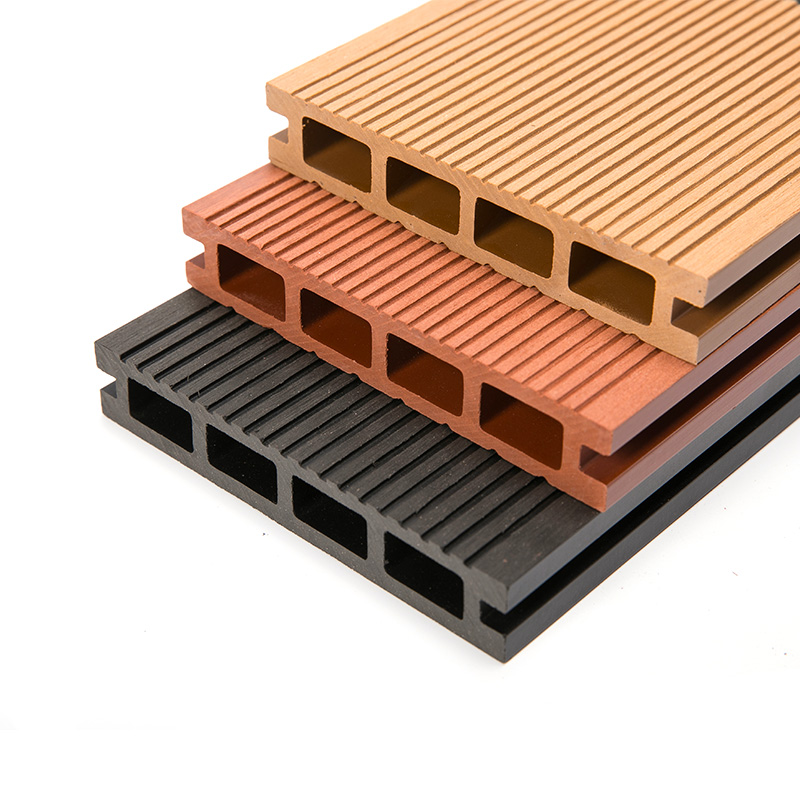 Hohler gewöhnlicher WPC-Terrassendielenboden mit vier quadratischen Löchern